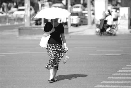 昨日,济南局地最高温超40℃,街道上鲜有行人记者周里摄